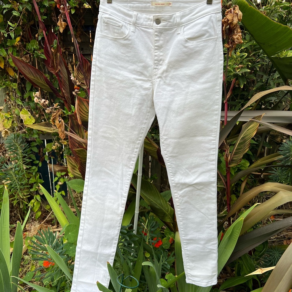 *SOLD* Levi Women’s White High Rise Skinny Jeans Size 29